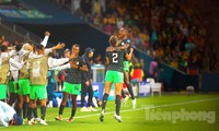 Đằng sau kỳ tích Nigeria là HLV &apos;bất tài to mồm&apos;, trợ lý chỉ đạo từ xa và các cầu thủ bị quỵt lương