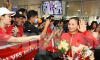 Mừng về nhà, các cô gái kim cương!