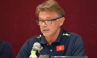 HLV Troussier: &apos;Nhiệm vụ của tôi là thúc đẩy cầu thủ vượt ngưỡng, bứt phá ở tầm châu lục&apos;