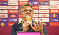 HLV Troussier: &apos;Các cầu thủ đang tốt dần lên, nhưng ở đội tuyển, không một ai chắc suất&apos;