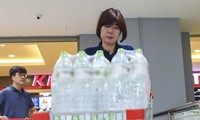 Người dân Hà Nội đổ xô mua nước đóng chai giữa cơn khủng hoảng