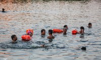Nắng nóng lên đỉnh, người dân đua nhau bơi giải nhiệt ở hồ Bảy Mẫu 