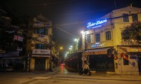 Dịch COVID-19 diễn biến phức tạp, phố phường Thủ đô vắng lặng buổi tối