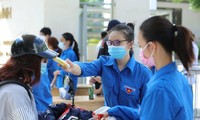 Áo xanh tình nguyện tiếp sức giúp thí sinh đi thi đảm bảo an toàn mùa dịch