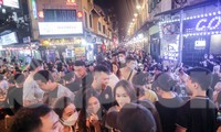 &apos;Phố Tây&apos; Tạ Hiện tấp nập tới khuya trong dịp nghỉ lễ 30/4