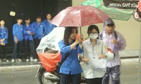 &apos;Áo xanh&apos; tình nguyện đội mưa, che ô cho thí sinh vào phòng thi