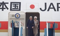[ẢNH] Giây phút Nhà vua và Hoàng hậu Nhật Bản tại sân bay Nội Bài