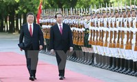 Tổng Bí thư, Chủ tịch Trung Quốc Tập Cận Bình và Chủ tịch nước Trần Đại Quang duyệt Đội quân danh dự. (Ảnh: Nhan Sáng/TTXVN)
