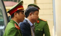 Ông Đinh La Thăng được đưa vào phòng xét xử. Ảnh: TTXVN.