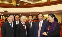 Tổng Bí thư Nguyễn Phú Trọng với các đại biểu dự Hội nghị Trung ương 7. (Ảnh: Trí Dũng/TTXVN)