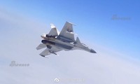 Lộ ảnh tiêm kích J-15 Trung Quốc khai hoả tên lửa không-đối-không PL12