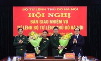 Đồng chí Hoàng Trung Hải và đồng chí Phan Văn Giang chúc mừng các đồng chí nguyên Tư lệnh và Tư lệnh Bộ Tư lệnh Thủ đô Hà Nội