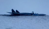 Nhìn gần tiêm kích Su-27 của Ukraine rơi khi hạ cánh