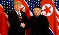 Cái bắt tay lịch sử của ông Trump và ông Kim tại Hà Nội