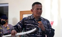 Sỹ quan hải quân Indonesia công bố mảnh vỡ của hệ thống ngư lôi thuộc tàu ngầm mất tích KRI Nanggala 402, được tìm thấy trong chiến dịch tìm kiếm, cứu hộ của hải quân ở vùng biển ngoài khơi Bali, ngày 24/4/2021. (Ảnh: TTXVN)