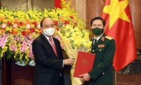 Chủ tịch nước trao quyết định bổ nhiệm Tổng tham mưu trưởng Quân đội nhân dân Việt Nam cho Thượng tướng Nguyễn Tân Cương. Ảnh: Ngọc Hưng