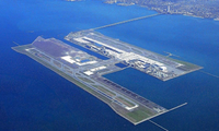 Các dự án lấn biển tác động đến môi trường biển. Trong ảnh là một công trình lấn biển ở Nhật Bản - sân bay quốc tế Kansai tại vịnh Osaka