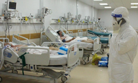 Sau nhiều lần gọi điện cầu cứu, một đồng nghiệp làm ở bệnh viện Nhân dân 115 đã giúp đỡ bác sĩ Tú Dung "cứu" một đồng nghiệp là bác sĩ khác.