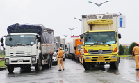 Hàng trăm xe tải ùn ứ kéo dài tại điểm tập kết hàng hoá