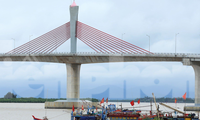 Người dân phố biển Cửa Lò chằng chống nhà cửa ứng phó bão Côn Sơn