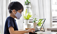 Một số học sinh đang phải học 3 ca trực tuyến/ngày bằng điện thoại di động Ảnh: Hồng Vĩnh