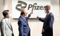 Chủ tịch nước Nguyễn Xuân Phúc đến thăm và làm việc tại Công ty Pfizer. Ảnh: TTXVN