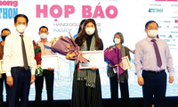 Ông Huỳnh Đức Dũng (bên trái) cùng đồng Trưởng Ban tổ chức Lê Xuân Sơn trao tặng hoa và chứng nhận cho các nhà tài trợ ảnh: pv 