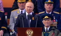 Tổng thống Nga Vladimir Putin phát biểu trong lễ duyệt binh mừng Ngày chiến thắng. ̣̣(Ảnh: RT)
