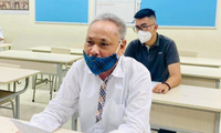 Thí sinh đặc biệt nhất: 82 tuổi tự chống nạng, lái xe đi thi tốt nghiệp 2022