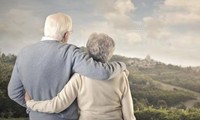 Gần gũi thể xác gắn kết các cặp vợ chồng tuổi trung niên