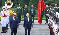 Thủ tướng Phạm Minh Chính và Thủ tướng Đức Olaf Scholz chụp ảnh chung trước hội đàm. (Ảnh: Như Ý)