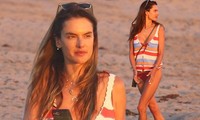 Cựu &apos;thiên thần nội y&apos; Alessandra Ambrosio mặc áo tắm đẹp như mộng ở biển