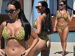 Sao truyền hình 9x Yazmin Oukhellou khoe ba vòng &apos;bốc lửa&apos; với bikini