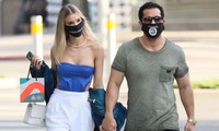 Mẫu 9x Joy Corrigan diện phong cách không nội y, trễ nải hớ hênh trên phố