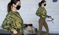 &apos;Siêu mẫu đắt giá nhất thế giới&apos; mặc legging dáng đẹp như tạc tượng trên phố