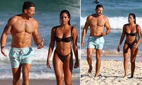 Sao truyền hình Úc cực nóng bỏng với bikini ở biển