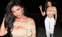 Kylie Jenner khoe thềm ngực nóng &apos;bỏng mắt&apos;