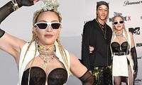 Madonna 63 tuổi, mặc cúp ngực táo bạo sánh đôi người tình kém 36 tuổi