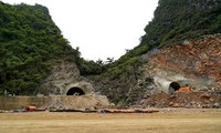 Trên công trường đường hầm xuyên núi đá vịnh Hạ Long