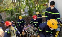 Giải cứu 4 công nhân bị ngạt khí độc dưới cống ngầm