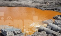 Nước suối nhiễm sắt cùng kim loại nặng chảy thẳng ra vịnh Hạ Long