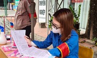 Cô gái khuyết tật một tay xung phong tham gia chốt chặn dịch COVID-19