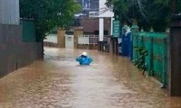 Hạ Long lại &apos;thất thủ&apos; sau mưa lớn: Sát biển sao đường phố vẫn chìm sâu trong nước?