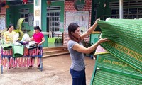 Giáo viên Trường mầm non 1/5 dọn vệ sinh trường lớp sau khi đóng cửa