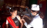 Các y bác sỹ tiêm phòng dịch bạch hầu ở huyện Đắk Hà