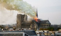 VIDEO: Lửa lớn bao trùm Nhà thờ Đức bà Paris