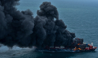 Khói bốc lên từ ngọn lửa trên tàu container MV X-Press Pearl ngoài khơi Colombo. Ảnh: Reuters
