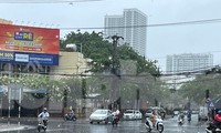 Mưa lớn tại trung tâm TP. Nha Trang. Ảnh LỮ HỒ.