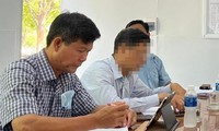 Ông Diệp Minh Xuân (trái) trong một cuộc làm việc với PV báo Tiền Phong.