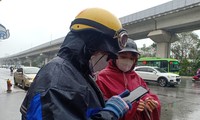 Hà Nội: Tân sinh viên ngoại tỉnh đội mưa lạnh tìm phòng trọ